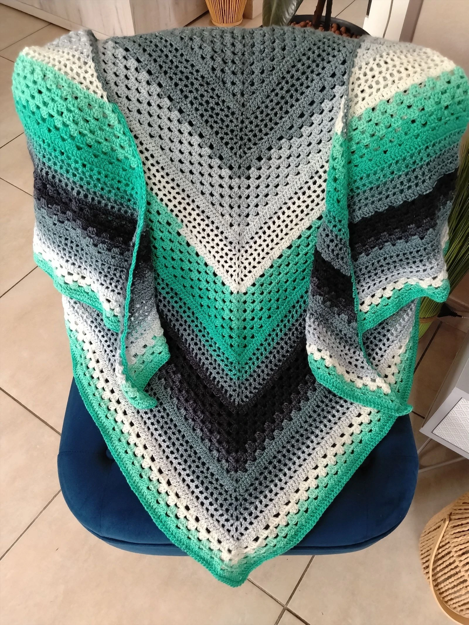 🧶 Châle / Chèche Fait Main au Crochet – Nuances Émeraude & Gris